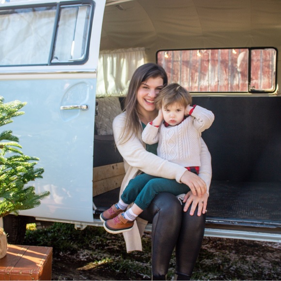 Meet your Posher, Caitlin - Picture 3 of 4